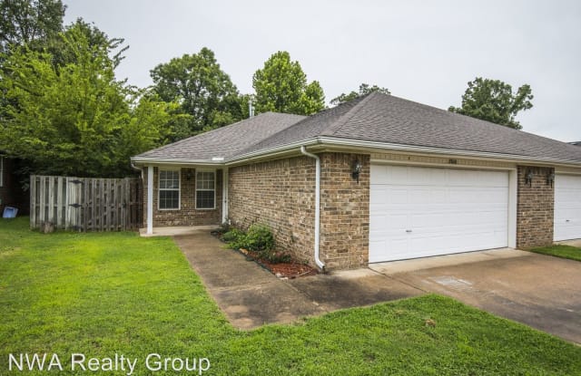 2810 Wildwood Way - 2810 W Wildwood Dr, Fayetteville, AR 72704