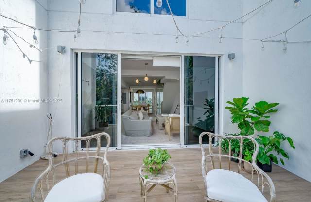 Photo of 455 Northeast 39th Street