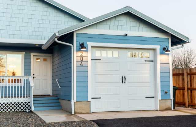 Brand new 3 bedroom 2 bath Sutherlin duplex