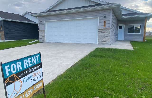NEW CONSTRUCTION - MODERN LIVING: 3 bdrm/2 bath