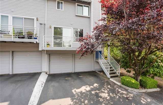 Beautiful 2 Bed 1.5 Bath in Sought After Woodridge, Bellevue.
