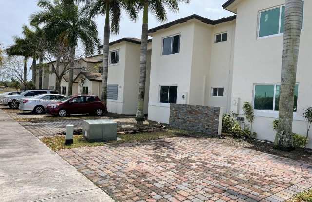 636 NW 5th St