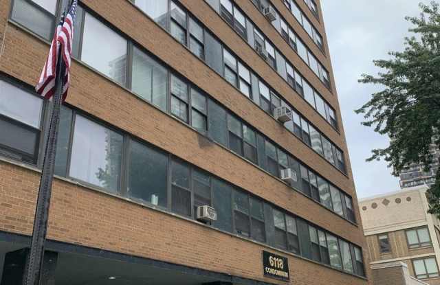 Photo of 6118 N Sheridan Road