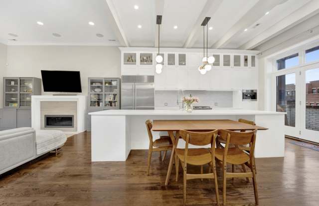 3816 N ASHLAND Avenue