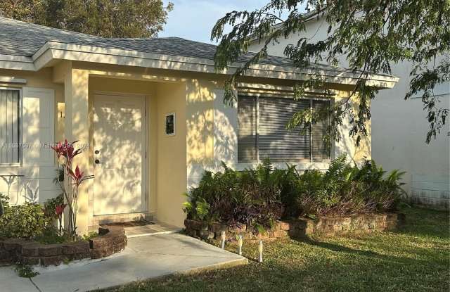 14465 SW 139th Ave Cir E - 14465 Southwest 139th Avenue Circle East, Country Walk, FL 33186