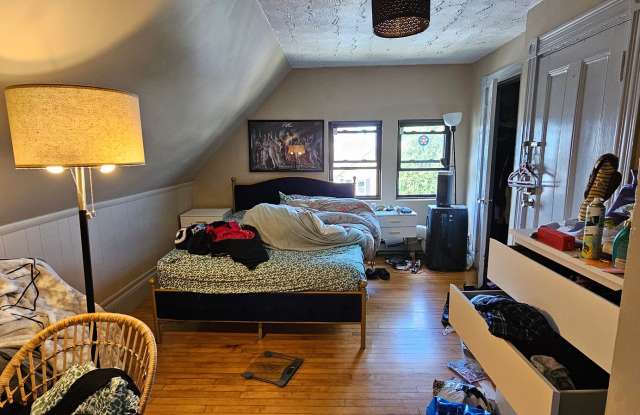 1.5 Bed Spacious Top-Floor Allston apt!