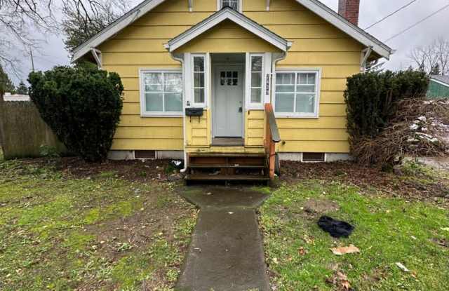 Darling Montvilla Remodeled bungalo. Large lot, close to transportation. Pet Welcome! - 2429 Southeast 90th Avenue, Portland, OR 97216