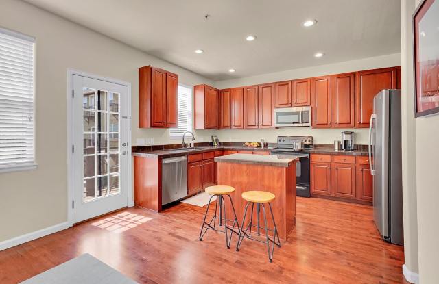 Immaculate 3 Bedroom Townhome Near Downtown COS