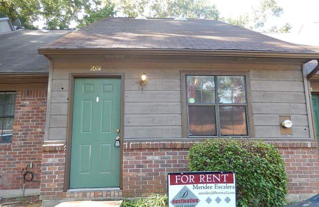 AWESOME 2/2 w/ Washer/Dryer, Vaulted Ceilings, Split Plan, Walk In Closet,  More! Walk/Bike to FSU/TCC! $1150/month Avail NOW! - 1081 Ocala Road, Tallahassee, FL 32304