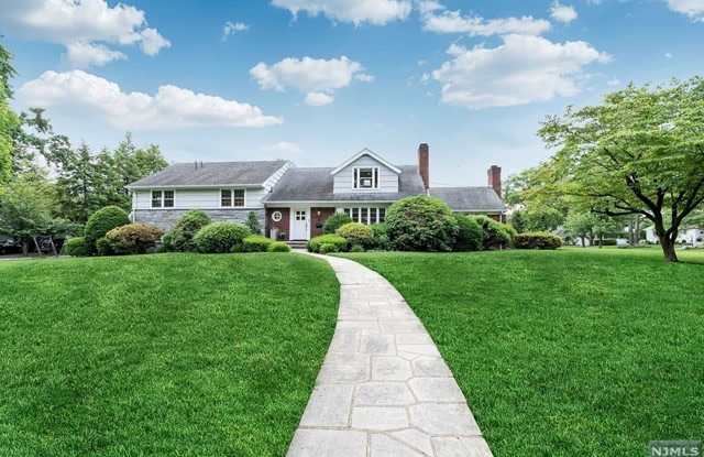 32  Lowell Road