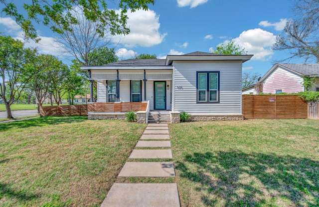 Beautiful 3 bedroom / 3 bath house available now!