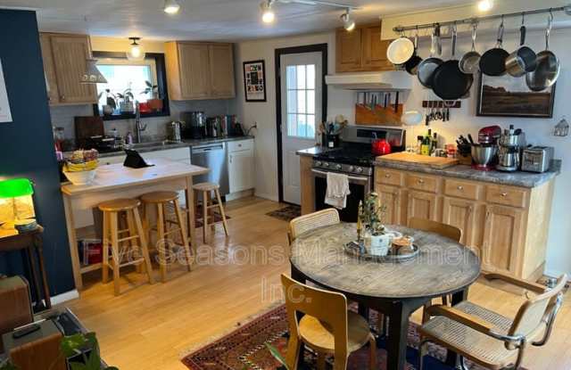 285 1/2 Weaver Street