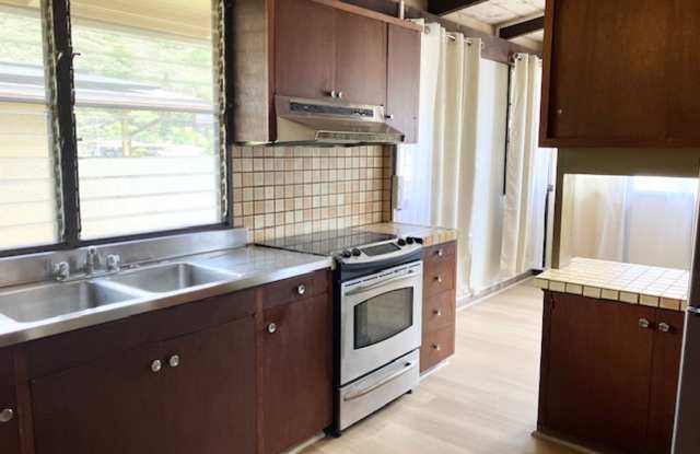 Photo of Spacious Single Family Home in Waialae-Kahala, $4,500-3 bedroom  Den, 2-bath