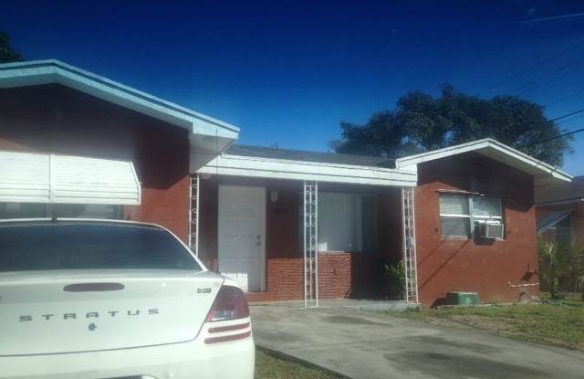 Large 3-2 house in Dania