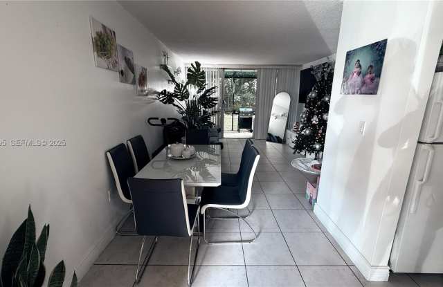 Photo of 8860 Fontainebleau Blvd