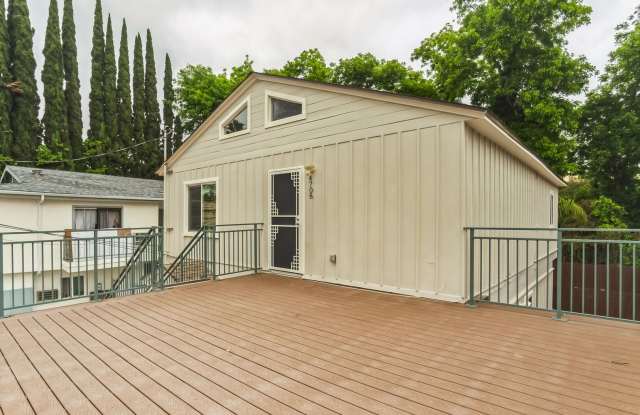 Beautiful 2 Bedroom, 2 Bathroom, Upper Unit in Sherman Oaks! Ready for Move-In!