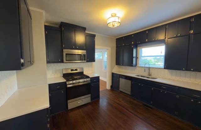 $500 OFF FIRST MONTHS RENT | Charming Historic Duplex – Downstairs Unit in OKC