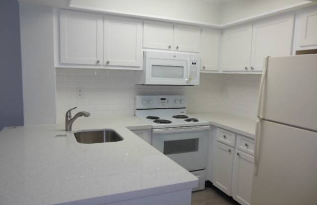 ONE BEDROOM ONE BATHROOM! WATERFRONT COMMUNITY!
