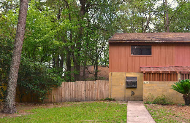 Charming 2BR/2.5BA End Unit Townhome with Fenced Backyard in Greenleaf – Pets Welcome!