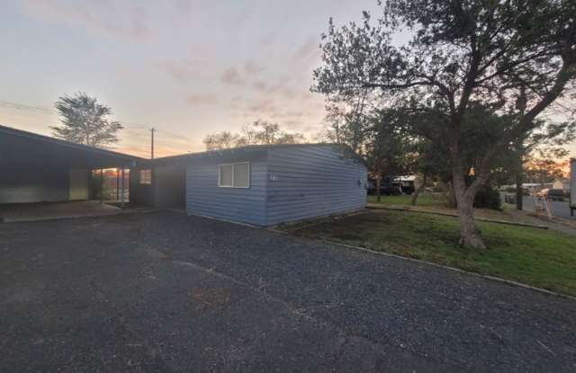 Comfortable 3 bedroom with carport in Moses Lake