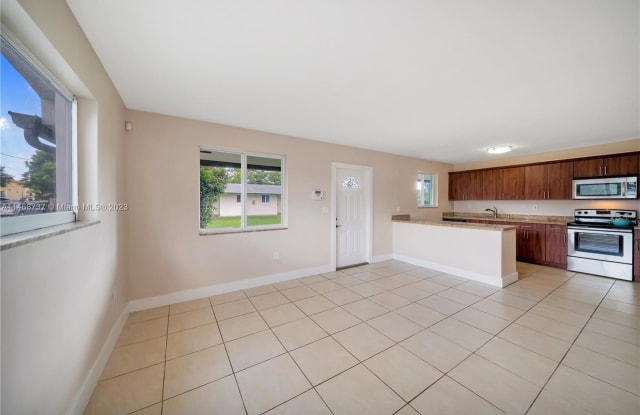 580 NE 150th St - 580 Northeast 150th Street, Golden Glades, FL 33161