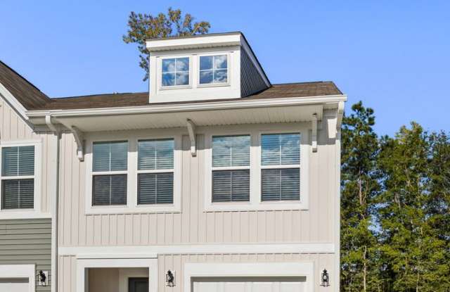 HOLIDAY SPECIAL! FIRST FULL MONTH'S RENT FREE WITH A SIGNED 18 MONTH LEASE!