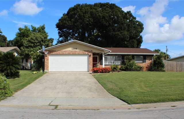 1366 WINDSOR DRIVE