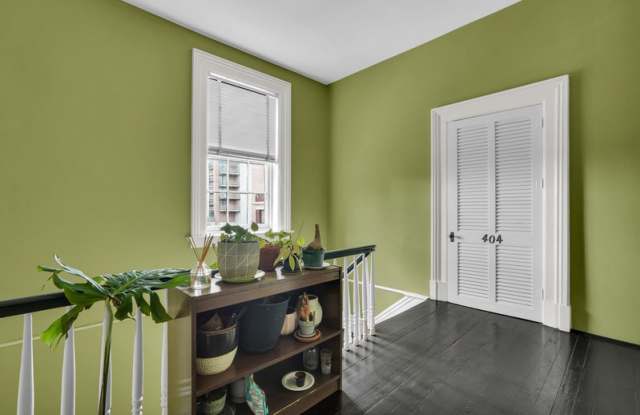 112 East Harris Street - 404