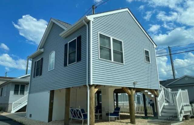 121 W Tide Way