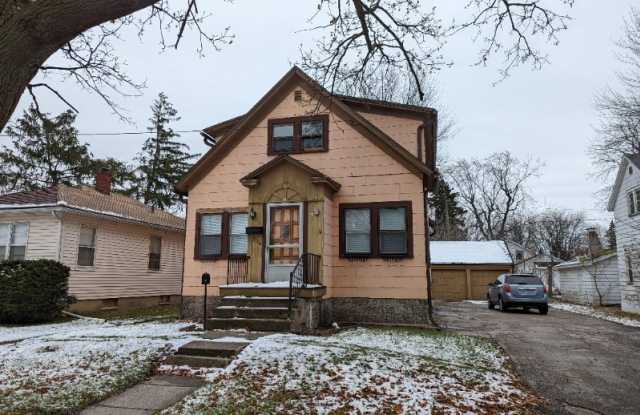 916 S Webster St #2