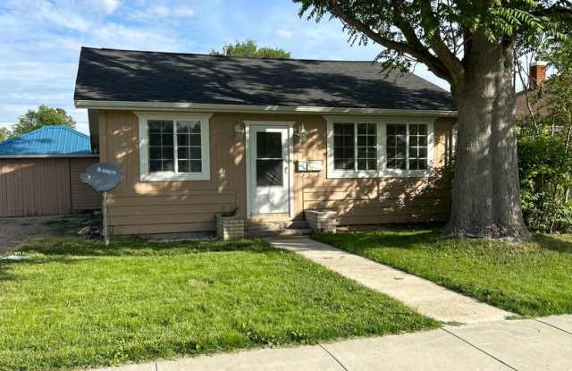 2 bedroom 1 bath super cute cottage / Less than a mile from Northwest Nazarene, great location!