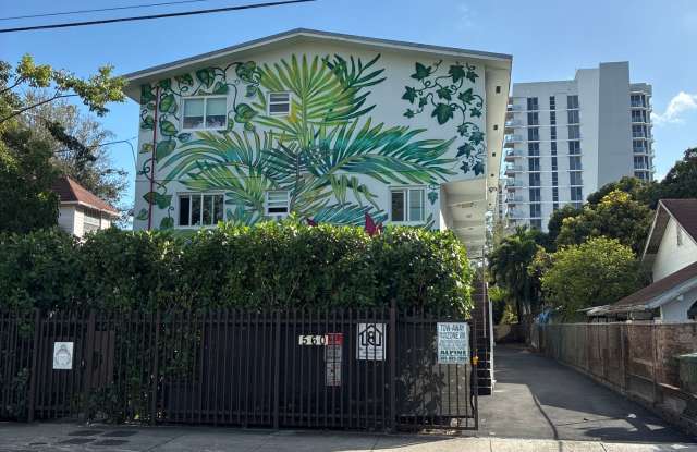 560 NW 1st St