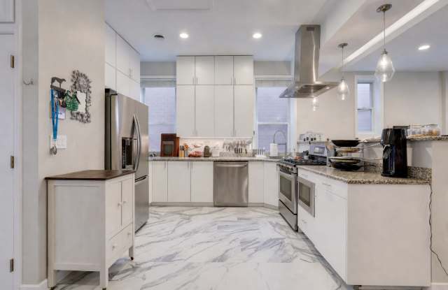 1128 West Fullerton Avenue