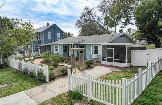 2 Bedroom, 1 Bath Duplex in Groveland - Priced to Rent!