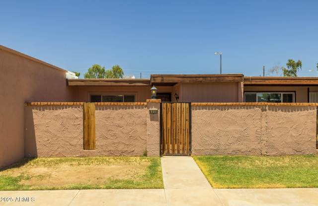 Photo of 6008 W AUGUSTA Avenue