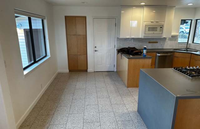 Photo of Remodeled 2 bed / 2 bath home near University!