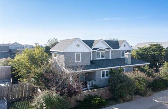 807 Evergreen Walk