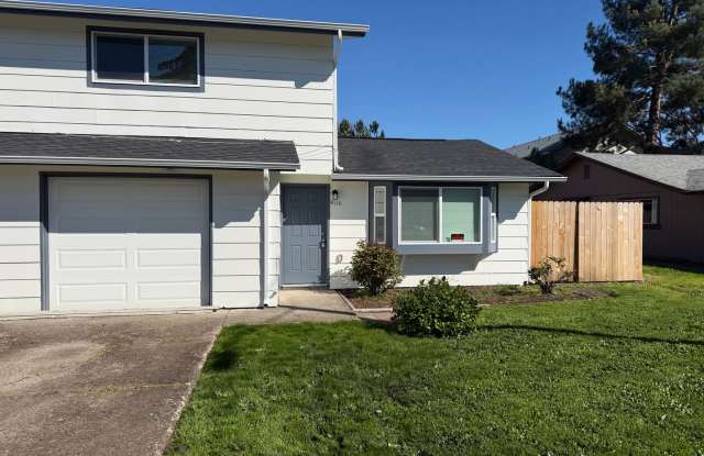 New 2 bed 1 1/2 bath duplex in Springfield!