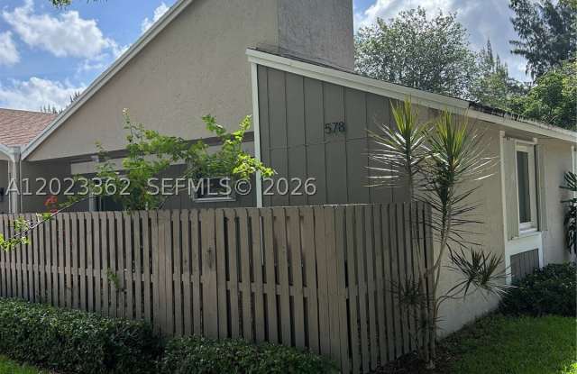 578 Woodgate Cir