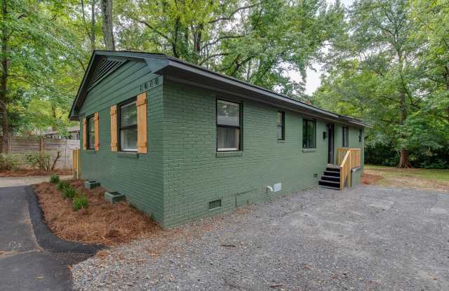 Cozy 2 Bedroom Duplex Close to NoDa!