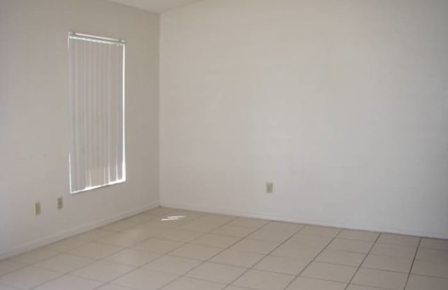 Orlando- off Dean Rd-2BR/2BA Duplex with fenced in yard. Lawn care included!!