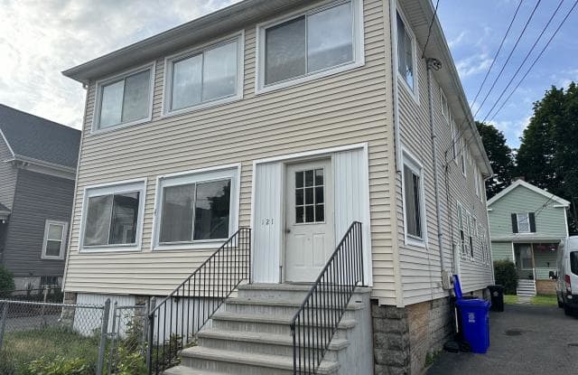 121 Oakland St. - 121 Oakland Street, Malden, MA 02148