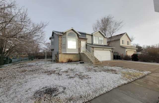 Beautiful House, Lots of Space, HUGE YARD! - 505 Jake Garn Boulevard, Salt Lake City, UT 84104