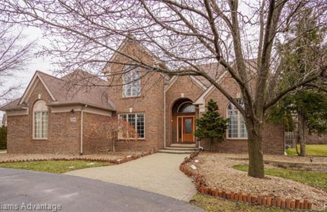 27568 RAINBOW Circle - 27568 Rainbow Circle, Lathrup Village, MI 48076