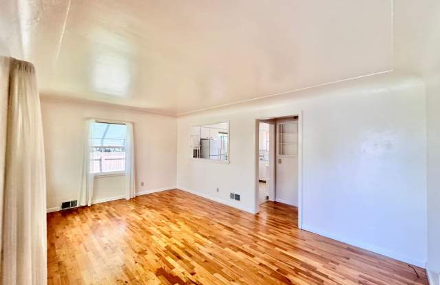 Cozy 2 bed 1 bath Home with Fenced Yard!