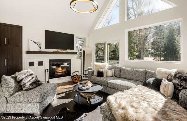 Photo of 222 W Hopkins Avenue unit: 6