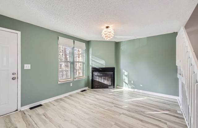 *Updated 3-Bedroom Townhome with Balcony and Pool in Lakewood!*