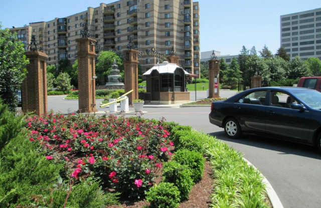 8360 GREENSBORO DR #208