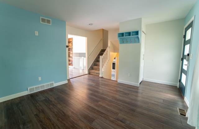 623 E Sunnybrook Drive