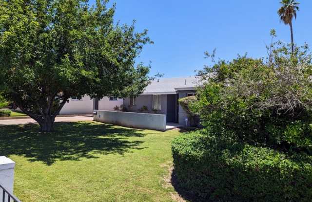 907 East Rose Lane